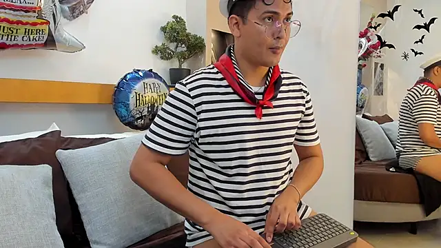 Snapshot of JohnBelRose chatting on October 27, 7:48 pm JohnBelRose online show from October 27, 7:48 pm