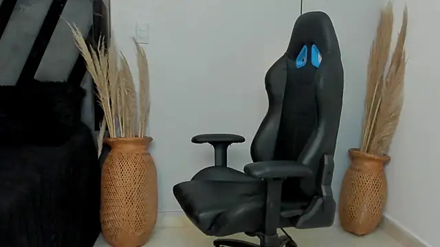 Snapshot of Amelia_Brixton chatting on January 6, 4:00 pm Amelia Brixton online show from January 6, 4:00 pm