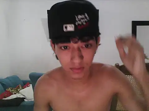 Snapshot of Alex_king17 chatting on April 30, 1:29 pm Alex king17 online show from April 30, 1:29 pm