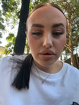 Snapshot of KiraSunshine chatting on February 2, 3:49 am KiraSunshine online show from February 2, 3:49 am