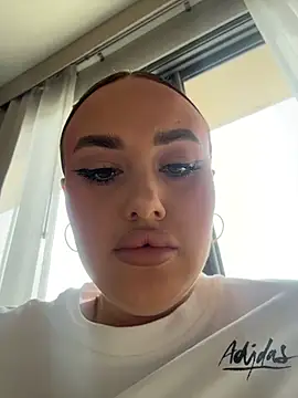 Snapshot of KiraSunshine chatting on February 18, 4:32 am KiraSunshine online show from February 18, 4:32 am