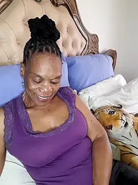 Snapshot of Hotcougar chatting on December 5, 11:42 am Hotcougar online show from December 5, 11:42 am