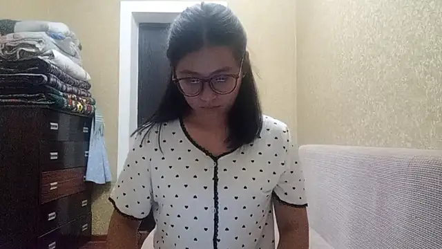 Snapshot of LinneaHyles chatting on November 17, 1:15 pm LinneaHyles online show from November 17, 1:15 pm