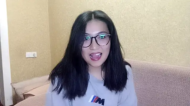 Snapshot of LinneaHyles chatting on November 28, 1:11 pm LinneaHyles online show from November 28, 1:11 pm