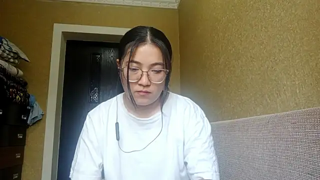 Snapshot of LinneaHyles chatting on November 10, 4:17 am LinneaHyles online show from November 10, 4:17 am