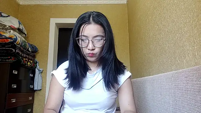 Snapshot of LinneaHyles chatting on November 6, 4:05 am LinneaHyles online show from November 6, 4:05 am