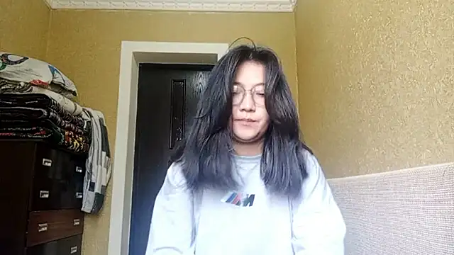 Snapshot of LinneaHyles chatting on November 7, 4:17 am LinneaHyles online show from November 7, 4:17 am