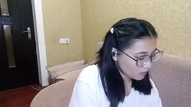 Snapshot of LinneaHyles chatting on December 3, 1:32 pm LinneaHyles online show from December 3, 1:32 pm