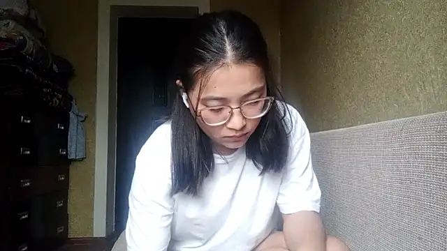 Snapshot of LinneaHyles chatting on November 5, 4:04 am LinneaHyles online show from November 5, 4:04 am