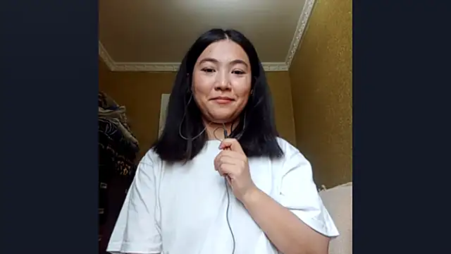 Snapshot of LinneaHyles chatting on October 27, 5:52 am LinneaHyles online show from October 27, 5:52 am