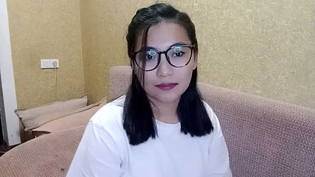 Snapshot of LinneaHyles chatting on December 1, 1:01 pm LinneaHyles online show from December 1, 1:01 pm