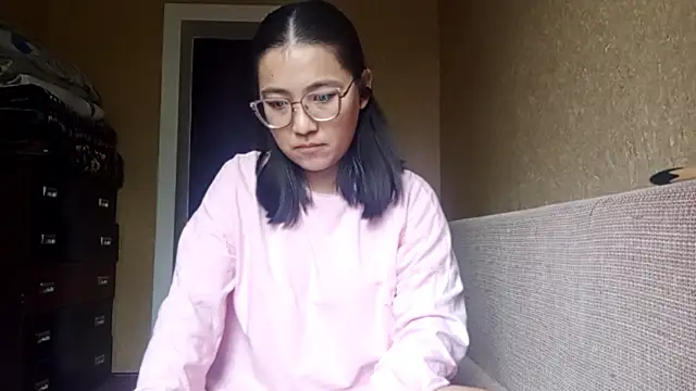 Snapshot of LinneaHyles chatting on November 16, 8:19 am LinneaHyles online show from November 16, 8:19 am