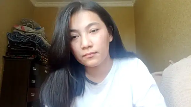 Snapshot of LinneaHyles chatting on October 29, 6:34 am LinneaHyles online show from October 29, 6:34 am