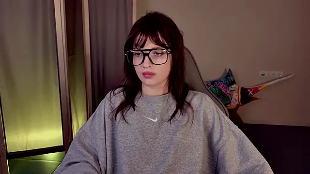 KiraVair online show from April 8, 5:25 pm