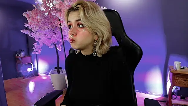 Snapshot of Navier__ chatting on November 5, 2:42 pm Navier online show from November 5, 2:42 pm