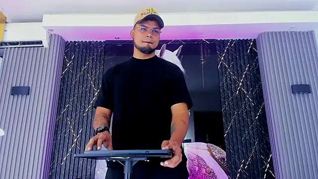 Snapshot of handsome_boys22 chatting on November 20, 12:39 pm handsome boys22 online show from November 20, 12:39 pm