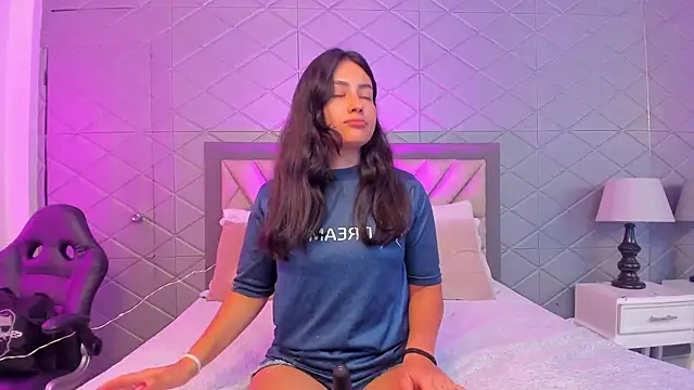 Snapshot of ViolettRouse chatting on December 17, 5:40 pm ViolettRouse online show from December 17, 5:40 pm