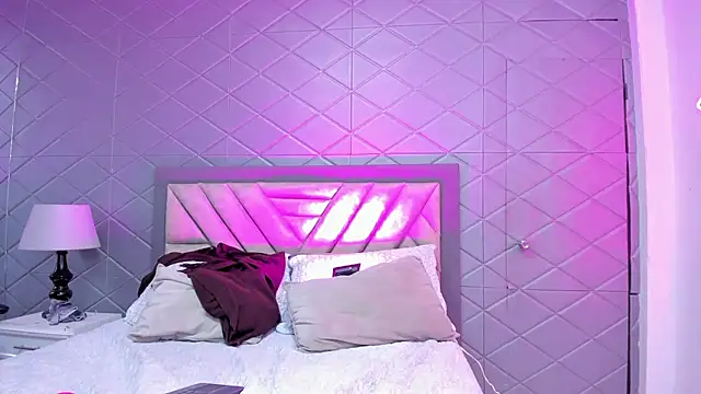 Snapshot of ViolettRouse chatting on December 14, 4:56 pm ViolettRouse online show from December 14, 4:56 pm