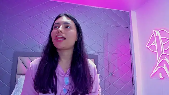 Snapshot of ViolettRouse chatting on December 16, 4:33 pm ViolettRouse online show from December 16, 4:33 pm