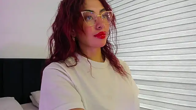 Snapshot of melanie_roux__ chatting on June 5, 6:46 pm melanie roux online show from June 5, 6:46 pm