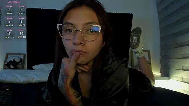 melanie roux   online show from March 20, 12:33 am