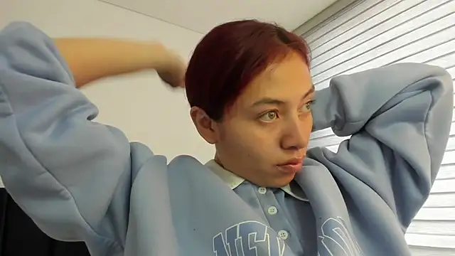 Snapshot of melanie_roux__ chatting on June 9, 12:50 pm melanie roux online show from June 9, 12:50 pm