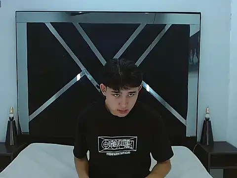 Snapshot of Tom_0001 chatting on December 16, 12:53 pm Tom 0001 online show from December 16, 12:53 pm