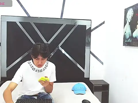 Snapshot of Tom_0001 chatting on November 6, 8:24 pm Tom 0001 online show from November 6, 8:24 pm