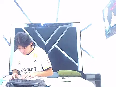 Snapshot of Tom_0001 chatting on October 28, 7:57 pm Tom 0001 online show from October 28, 7:57 pm