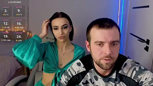 Snapshot of AdeleLaCr0ix chatting on December 14, 12:00 pm AdeleLaCr0ix online show from December 14, 12:00 pm