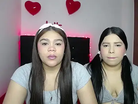 Snapshot of 2moons_full_of_love chatting on February 17, 5:27 am 2moons full of love online show from February 17, 5:27 am