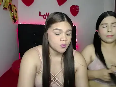 Snapshot of 2moons_full_of_love chatting on February 15, 5:19 am 2moons full of love online show from February 15, 5:19 am