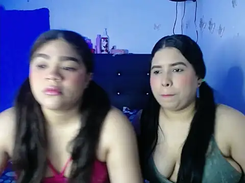 Snapshot of 2moons_full_of_love chatting on November 20, 12:11 am 2moons full of love online show from November 20, 12:11 am