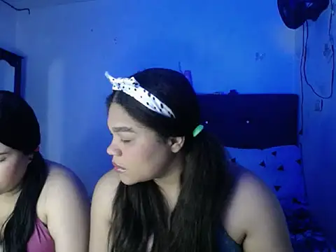 Snapshot of 2moons_full_of_love chatting on December 1, 12:44 am 2moons full of love online show from December 1, 12:44 am