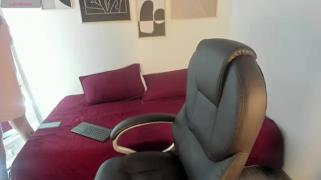 littlee red online show from January 8, 9:10 pm