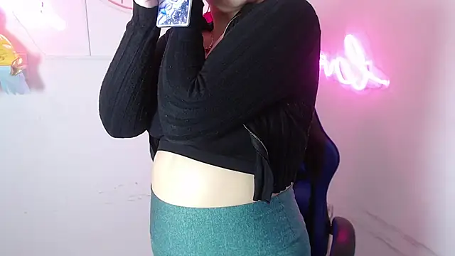 littlee red online show from November 29, 8:20 pm