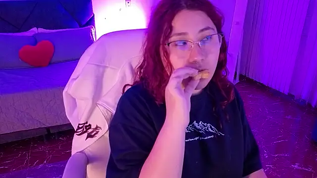 littlee red online show from February 1, 8:40 pm