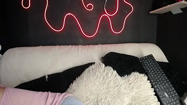 Snapshot of Emma_sweet_hot chatting on April 27, 11:25 pm Emma sweet hot online show from April 27, 11:25 pm