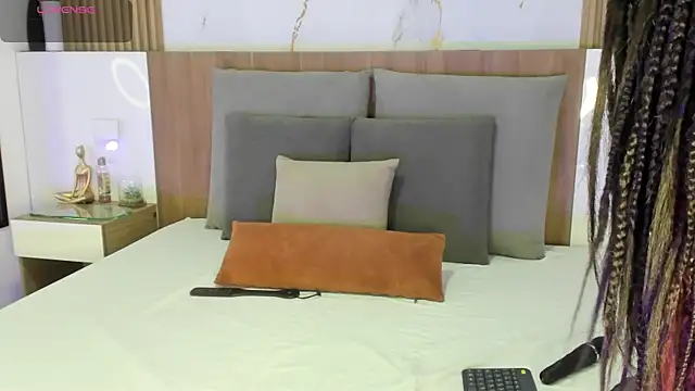 Zhara Lenoire online show from January 12, 3:30 pm