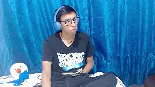 Snapshot of DavTwink3100 chatting on January 17, 2:04 am DavTwink3100 online show from January 17, 2:04 am