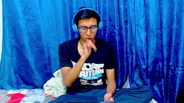 Snapshot of DavTwink3100 chatting on February 4, 2:17 am DavTwink3100 online show from February 4, 2:17 am