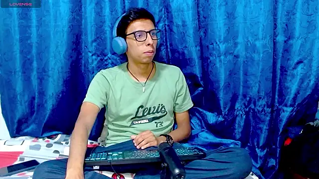 Snapshot of DavTwink3100 chatting on February 18, 1:47 am DavTwink3100 online show from February 18, 1:47 am