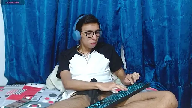 DavTwink3100 online show from April 19, 2:12 am