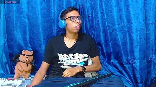 Snapshot of DavTwink3100 chatting on March 3, 2:18 am DavTwink3100 online show from March 3, 2:18 am