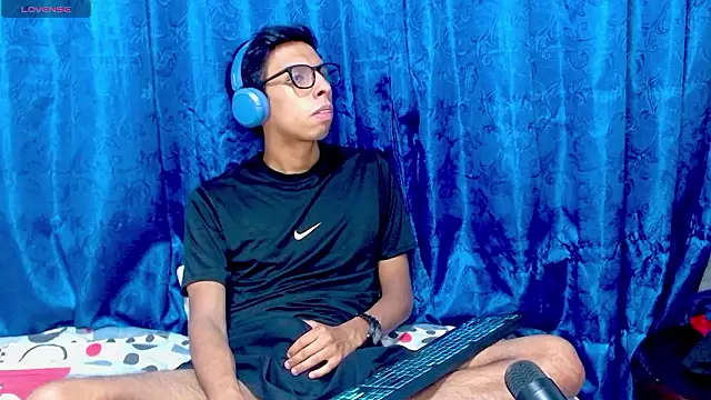 Snapshot of DavTwink3100 chatting on February 19, 1:57 am DavTwink3100 online show from February 19, 1:57 am