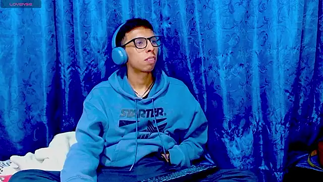 Snapshot of DavTwink3100 chatting on February 23, 2:02 am DavTwink3100 online show from February 23, 2:02 am