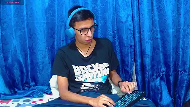 Snapshot of DavTwink3100 chatting on March 2, 1:50 am DavTwink3100 online show from March 2, 1:50 am