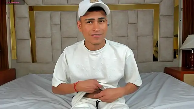 Emiliano Reyes online show from November 13, 2:37 am