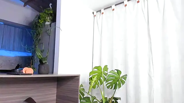 valeriahornier online show from May 7, 1:32 am