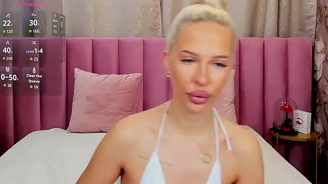 Snapshot of KailaCrystall chatting on November 6, 1:53 am KailaCrystall online show from November 6, 1:53 am